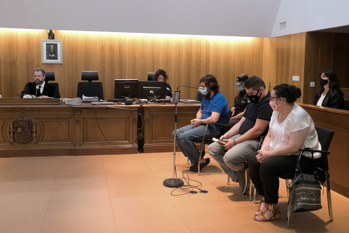 Les trois accusés, de gauche. à droite: Iv