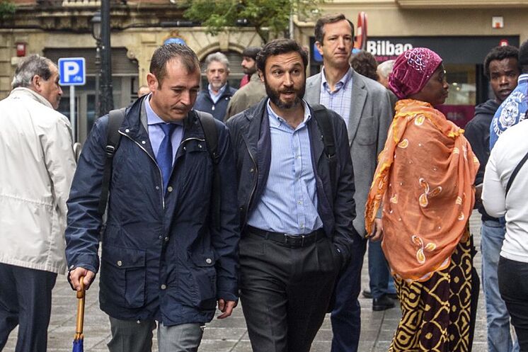 L'avocat Ruiz de Erenchun en costume-cravate accompagné