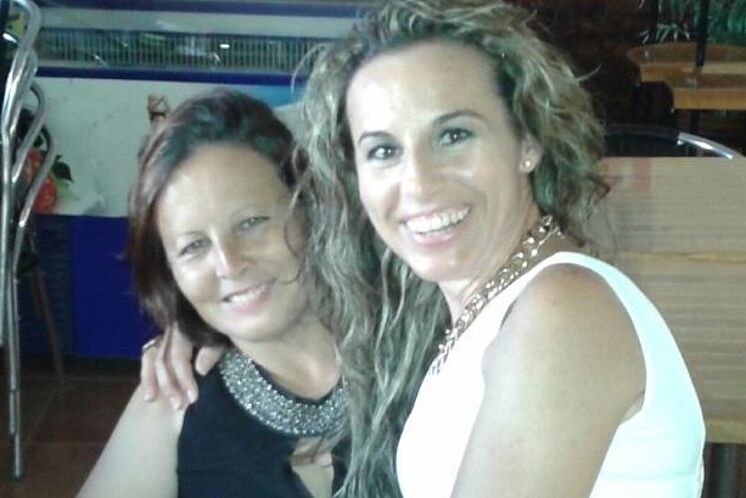 Emilia Chavero, auteur de la lettre à la Garde civile, avec sa sœur ...