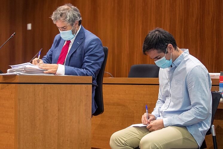 Rodrigo Lanza et son avocat, Endika Zulueta, pendant le procès ...