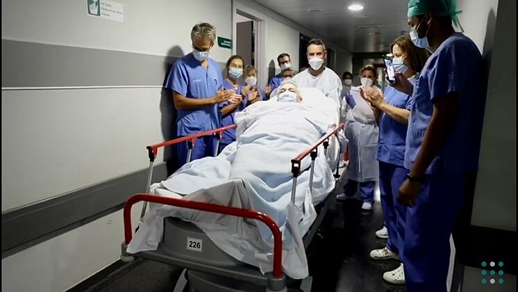 Le patient et le personnel de santé, à la sortie de l'USI.