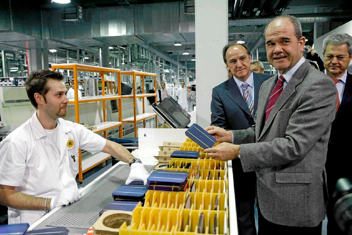 Chaves, lors d'une visite à l'usine Isofot