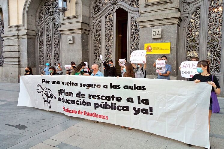 Des étudiants devant le ministère de l'Éducation