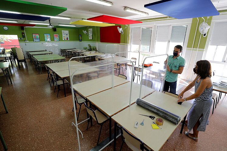 Une salle de classe préparée à recevoir des étudiants dans un centre éducatif de ...