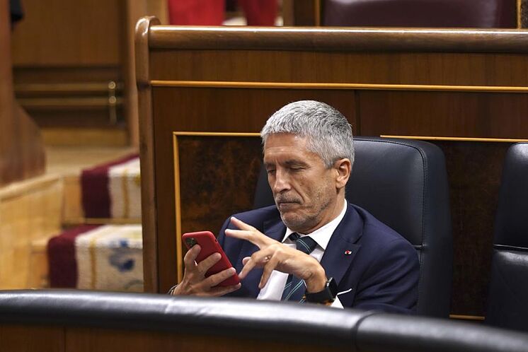 Le ministre de l'Intérieur Grande-Marlaska consulte son tel