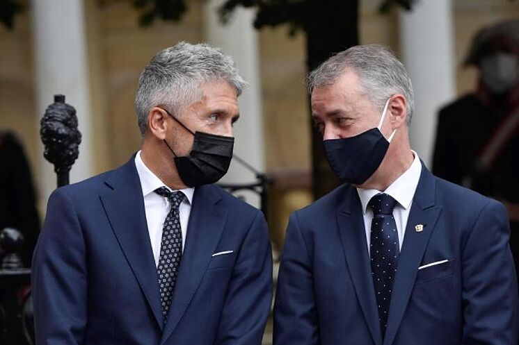 Marlaska et Ukullu parlent après l'acte de prêter serment en tant que lehendakari ...