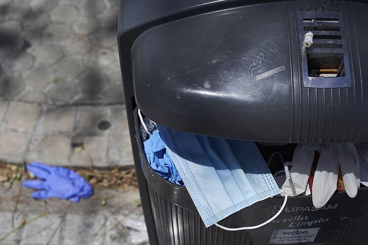 Poubelle avec masque et gants