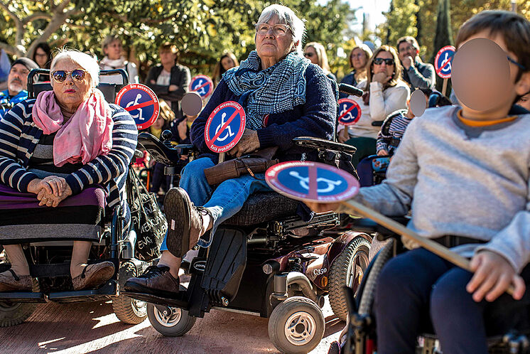 Les personnes handicapées organisent une manifestation