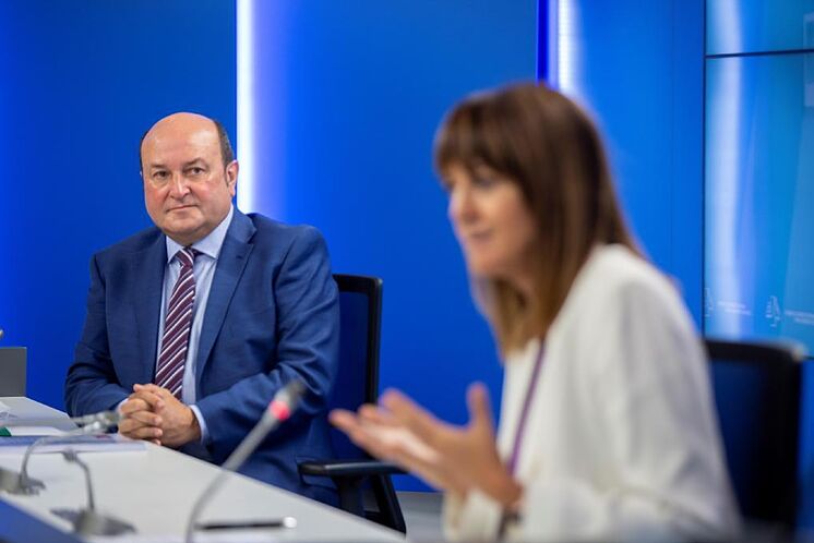 Andoni Ortuzar écoute Idoia Mendia lors de la présentation