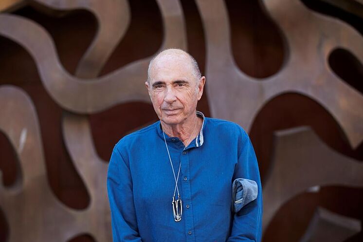 L'auteur-compositeur-interprète Llu