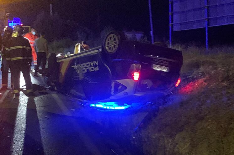 La voiture de police, renversée dans le fossé après le choc reçu par ...