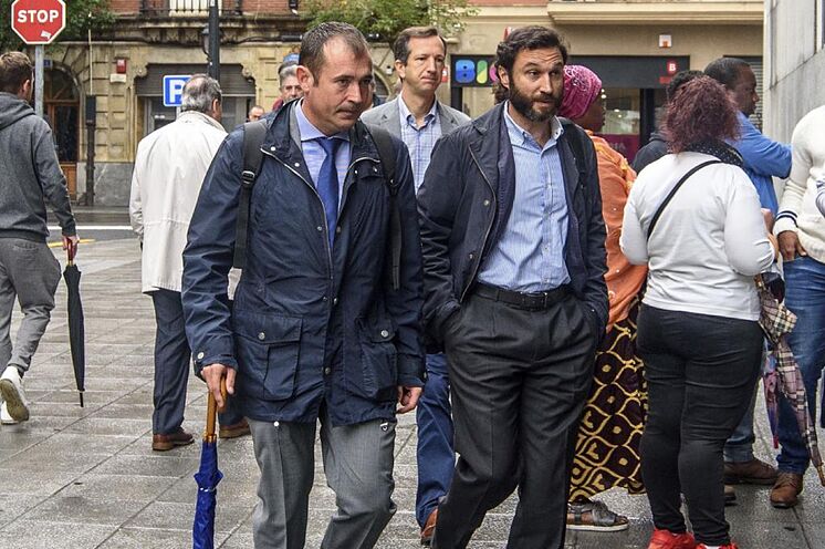 L'avocat Ruiz de Erenchun en costume-cravate avec le professeur ...