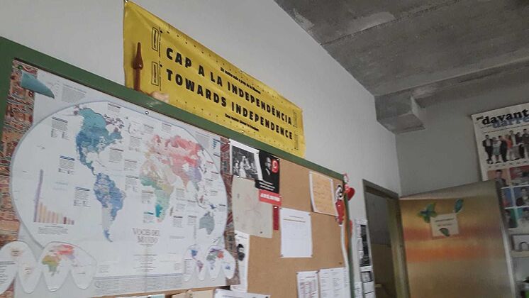 Affiche de l'indépendance accrochée dans le département de catal