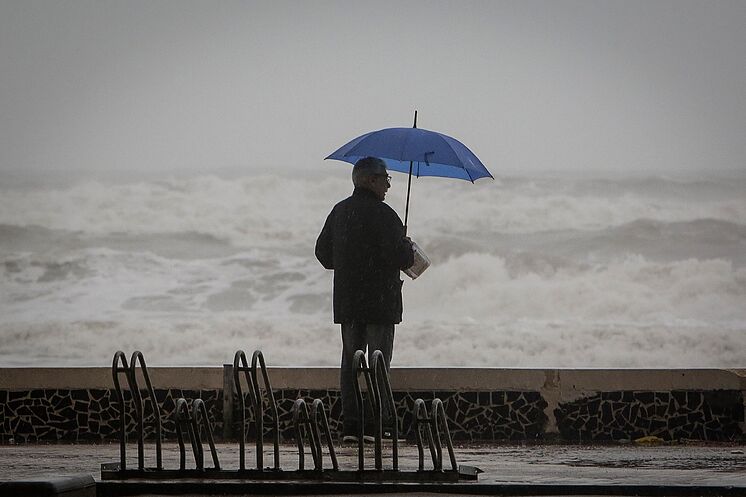 Un homme observe les effets d'une tempête à Valence.
