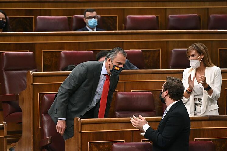 Le secrétaire général de Vox, Javier Ortega Smith (i), est applaudi ...