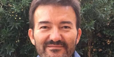 On peut admettre qu'il a licencié injustement son avocat Calvente sur une fausse accusation de harcèlement sexuel