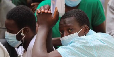 Le chaos migratoire grandit aux Canaries: "Il y a 570 personnes qui dorment par terre; 200 en plein air. Ça ne peut pas continuer comme ça"