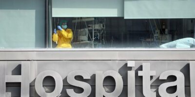 Il reste quatre mois: de la "première victoire" contre Covid-19 à "l'extrême gravité"