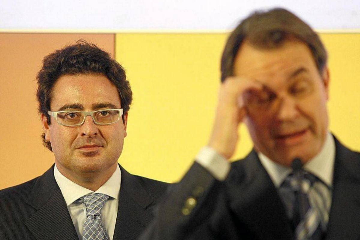 David Madi (à gauche), l'un des détenus, dans un acte avec Artur Mas.