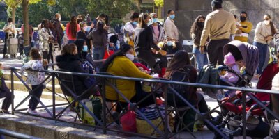 Les "files d'attente de la faim" se multiplient à Madrid: "Avec les 300 euros d'ERTE on ne peut pas manger"