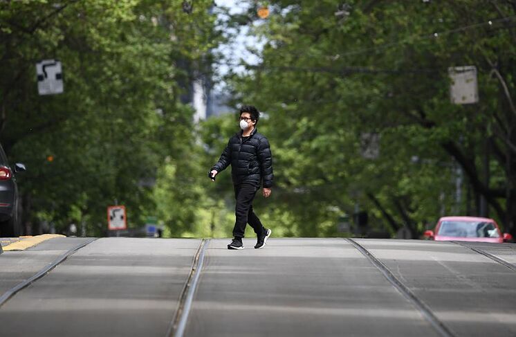 Un homme marche dans une rue de Melbourne.