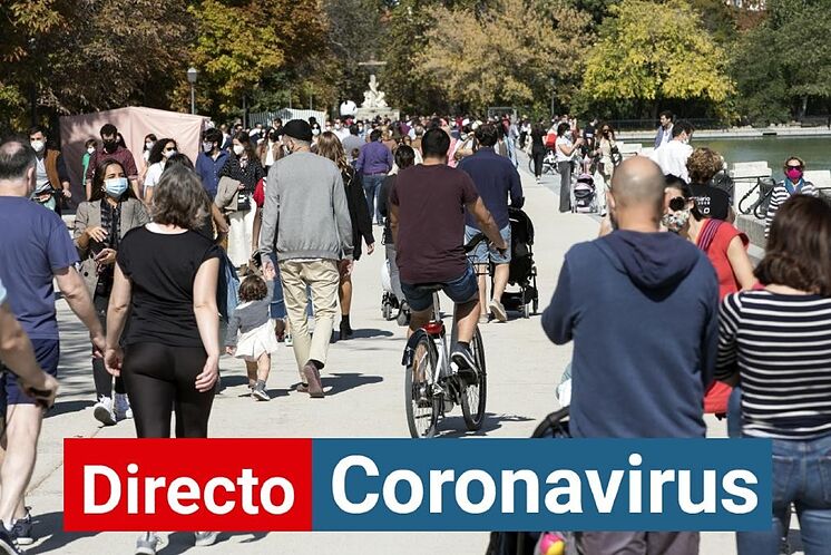 Plusieurs personnes se promènent dans le parc du Retiro, le week-end dernier ...