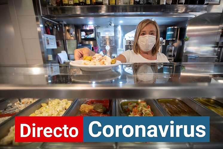 Une serveuse, au restaurant Casa Ferreiro à Barcelone.