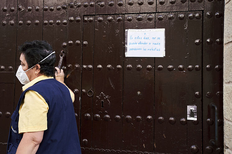 Affiche aux portes du couvent de Santa Ángela de la Cruz où ...