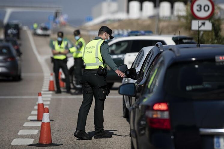 Agents de la Garde civile, dans un contrôle de tr