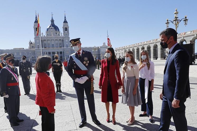 Felipe VI avec la reine Letizia, la princesse Leonor et l'infante ...