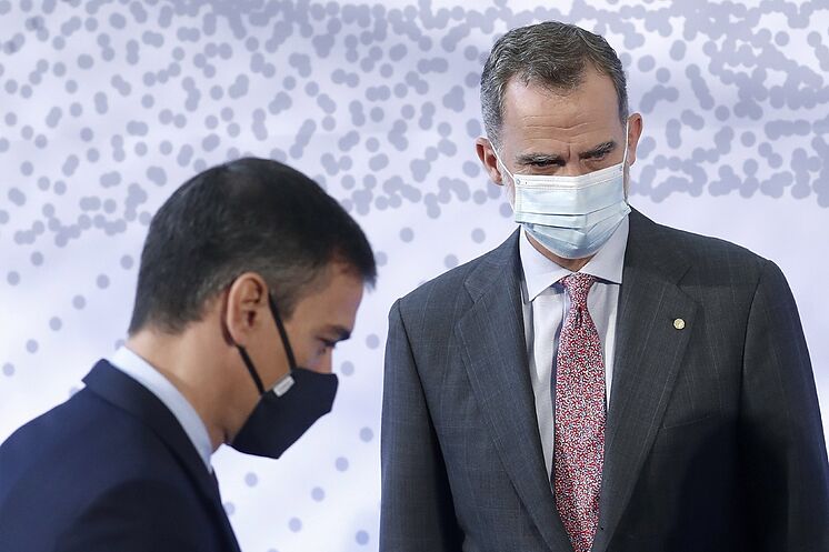 Le président du gouvernement, Pedro Sánchez, avec le roi Felipe VI, le ...