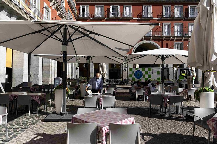 L'une des terrasses de la Plaza Mayor de Madrid pendant la pandémie.