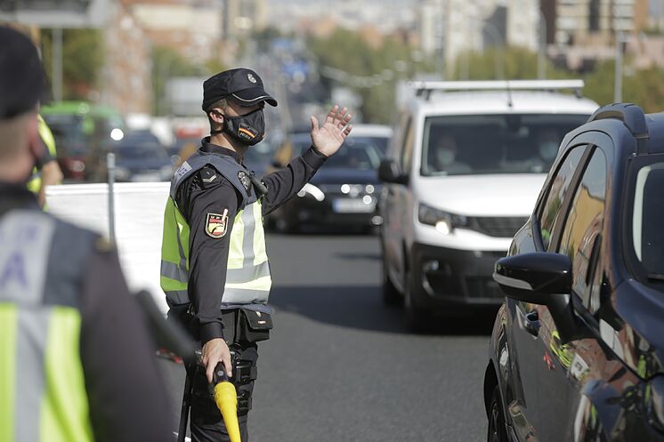 Contrôle de police, ce vendredi, à l'une des sorties de Madrid.