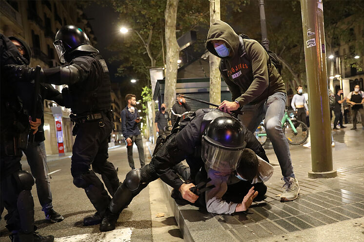 Les Mossos arrêtent un manifestant dans la nuit de ce jeudi.