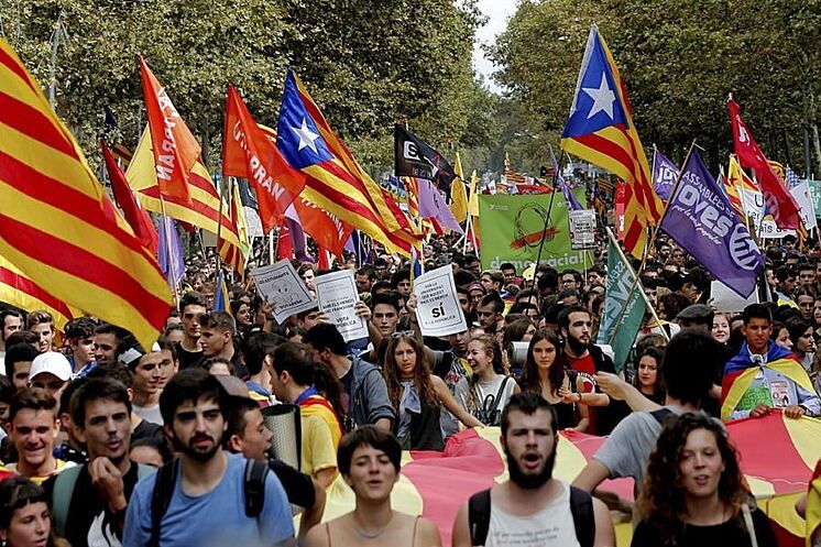 Des étudiants pro-indépendance manifestent à côté de l'Université de ...