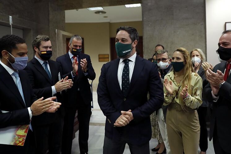 Santiago Abascal est applaudi par les membres de sa formation