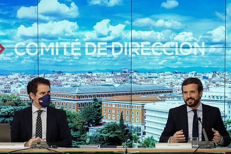 Le président du PP, Pablo Casado (à droite), et le secrétaire général ...