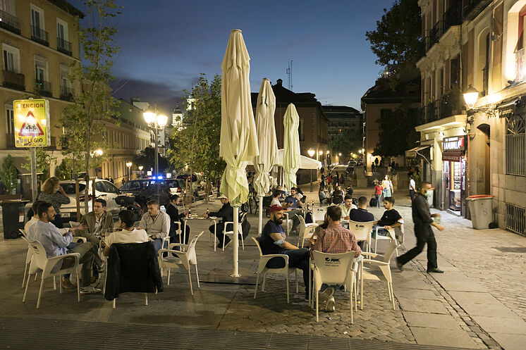 Une place de Madrid pendant la récente période d'état d'alarme ...