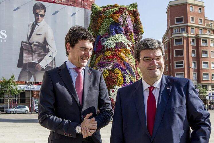 L'adjoint général de Bizkaia Unai Rementería et le maire Aburto ...