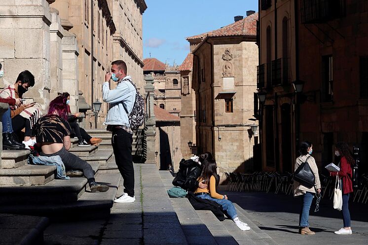 Des étudiants universitaires, ce jeudi, sur les marches du ...