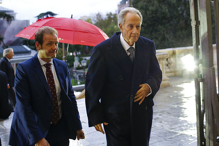 L'ancien président de l'OHL Juan Miguel Villar MIr (à droite), dans une image ...