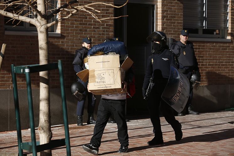 Détail d'une expulsion dans une maison illégalement occupée, à ...