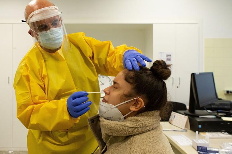 Un agent de santé effectuant un test PCR sur un patient.