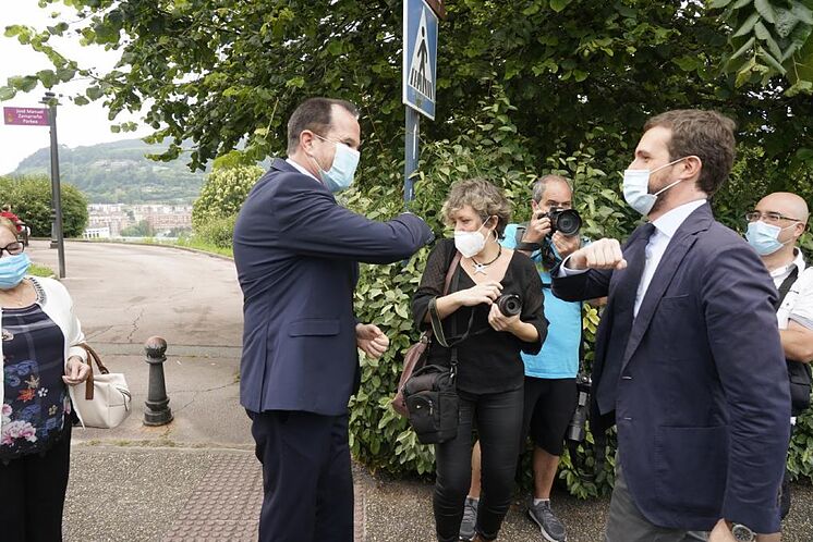 Carlos Iturgaiz et Pablo Casado se saluent lors de l'un des actes de ...
