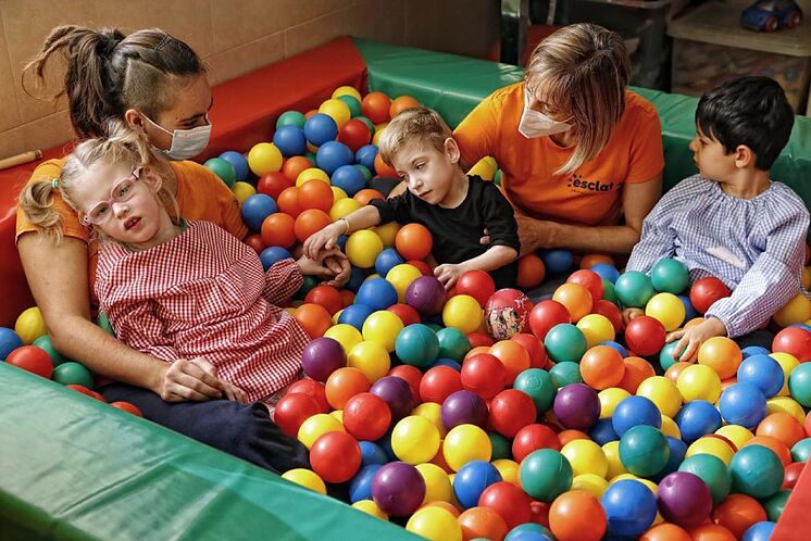 Professeurs et étudiants du centre Esclat.
