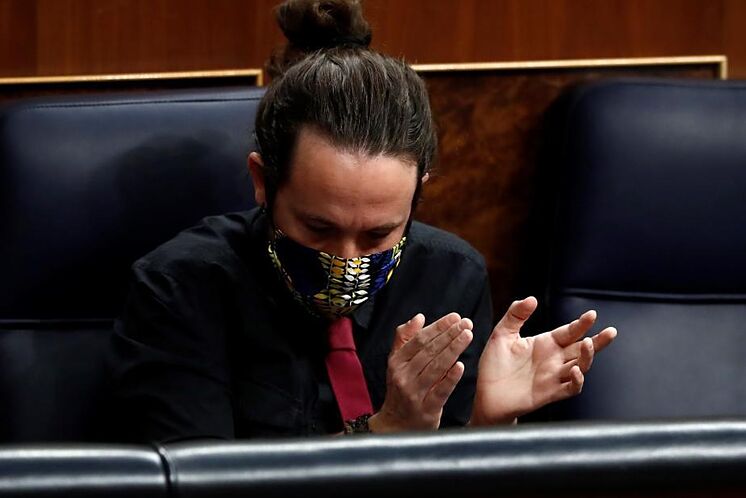 Pablo Iglesias applaudit à la session