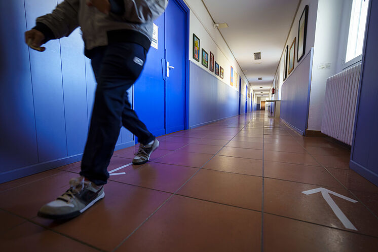Un étudiant marche dans le couloir d'une école.
