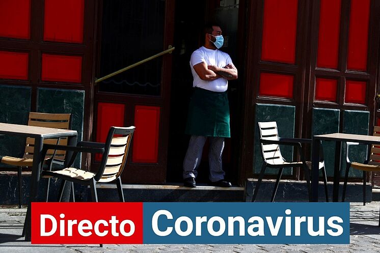 Un serveur attend l'arrivée des clients dans un bar de Madrid.