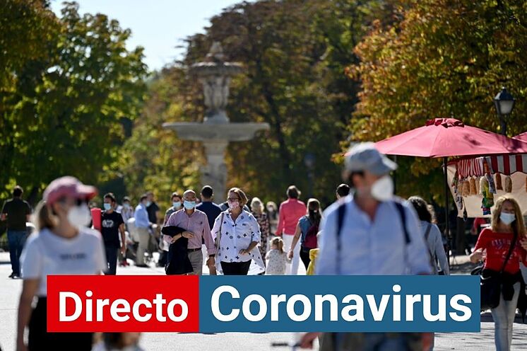 Plusieurs personnes traversent El Retiro, ce week-end à Madrid.
