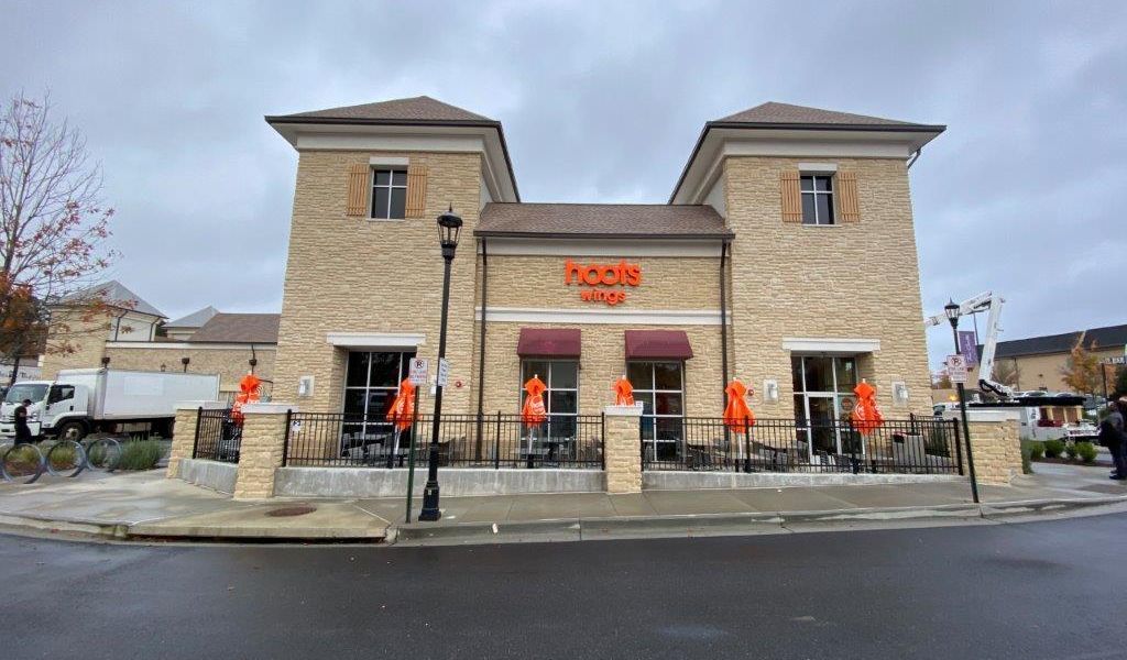 Hoots Wings se lance dans la franchise et signe un accord de développement de 60 unités avec AE Restaurant Group Hoots Wings se lance dans la franchise et signe un accord de développement de 60 unités avec AE Restaurant Group